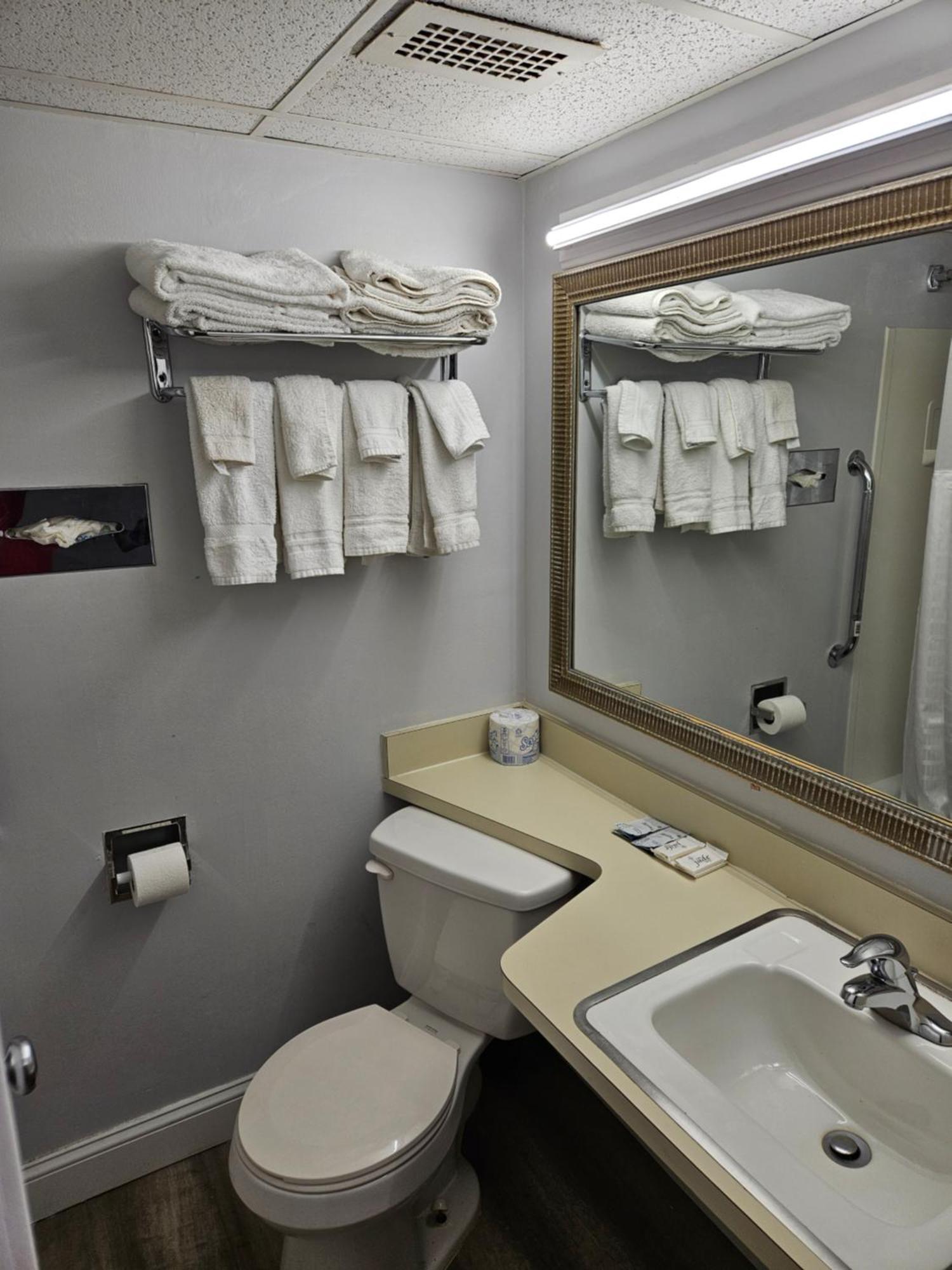 Center Street Value Inn Обърн Екстериор снимка