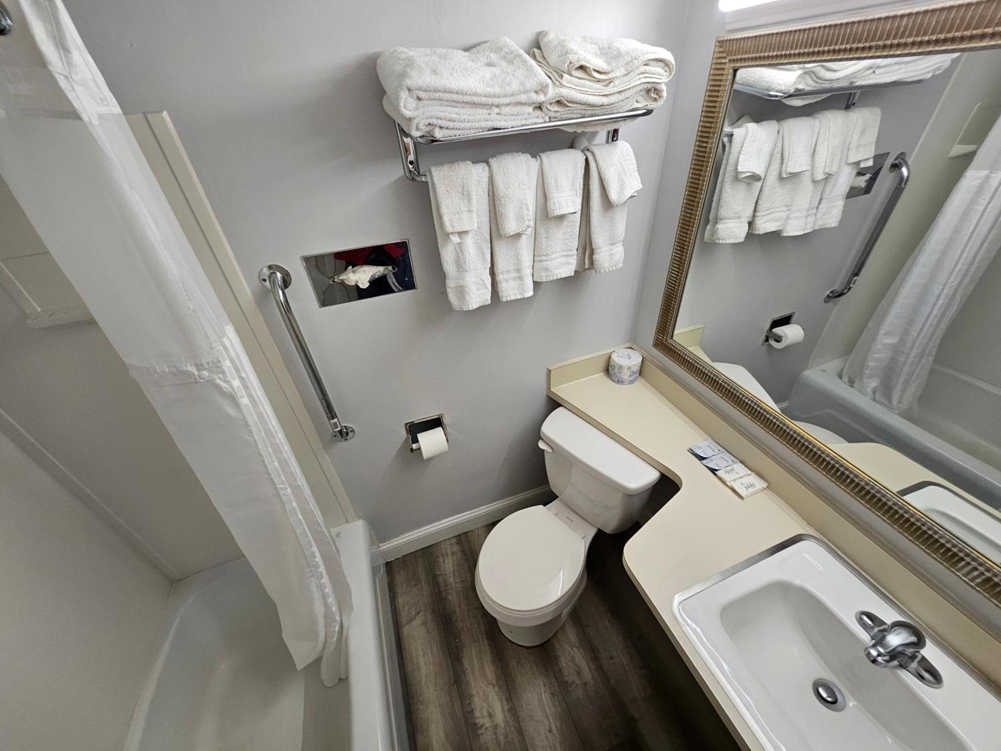 Center Street Value Inn Обърн Екстериор снимка