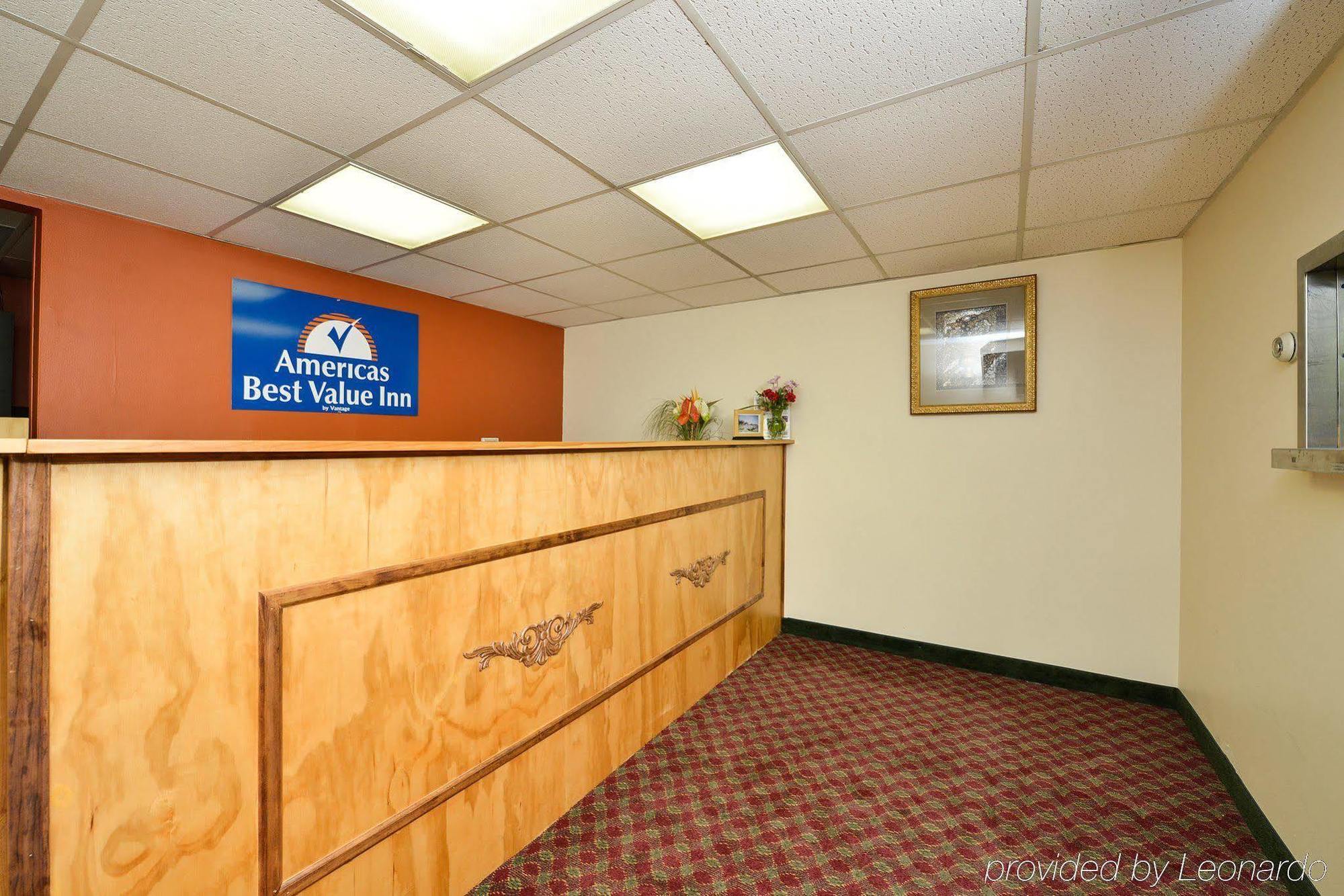 Center Street Value Inn Обърн Екстериор снимка